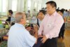 Nhà tru?ng t? ch?c tham, t?ng quà Trung tâm b?o tr? ngu?i già tàn t?t Th?nh L?c-Q12