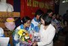 Bà Nguy?n Th? Thu Hà - UVTW Ð?ng, Phó Bí thu Thành u? TP.HCM chúc m?ng các d?ng viên tr? HUTECH t?i m?t tr?n Tây Ninh