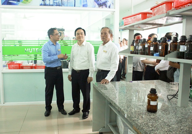 bộ trưởng phùng xuân nhạ đặc biệt ấn tượng với mô hình đào tạo của HUTECH
