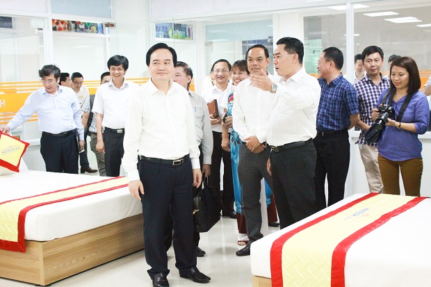 bộ trưởng phùng xuân nhạ đặc biệt ấn tượng với mô hình đào tạo của HUTECH