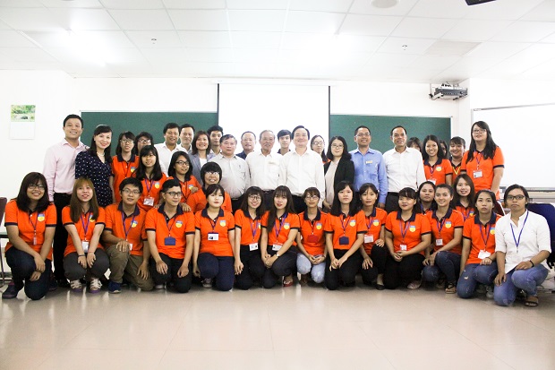 bộ trưởng phùng xuân nhạ đặc biệt ấn tượng với mô hình đào tạo của HUTECH