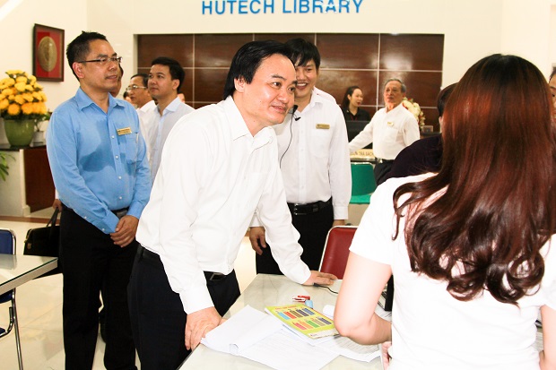 Bộ trưởng phùng xuân nhạ đặc biệt ấn tượng với mô hình đào tạo của HUTECH