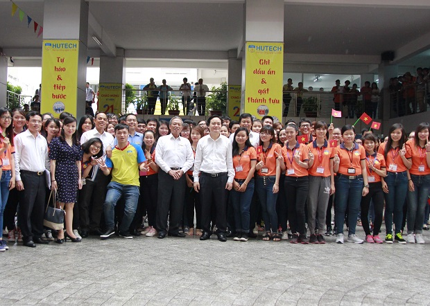 bộ trưởng phùng xuân nhạ đặc biệt ấn tượng với mô hình đào tạo của HUTECH