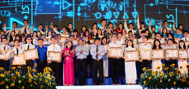 07-sinh-vien-hutech-duoc-vinh-danh-tai-le-tuyen-duong-sinh-vien-5-tot-cap-trung-uong.